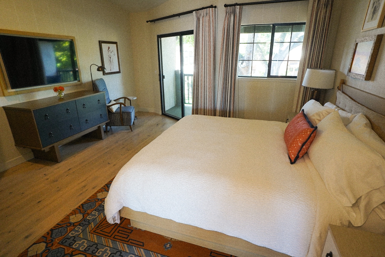 A bed and tv in the modern room at Paso Robles Inn 